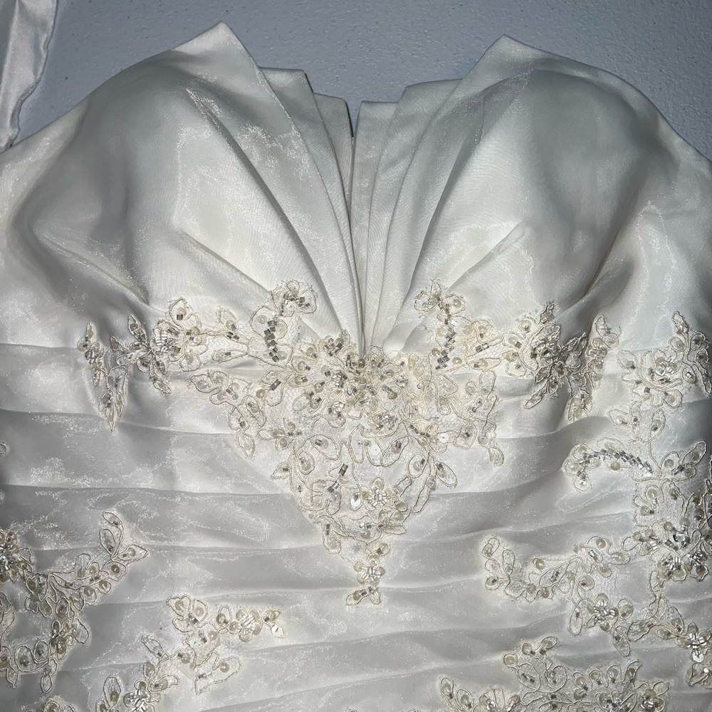 Pronovias Elegant White Strapless Wedding Dress - Picture 9 of 9